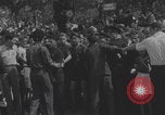 Immagine di Parigi corteo della folla con barricata umana Parigi Francia, 1944, secondo 58 filmato di repertorio 65675079510