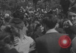 Immagine di Parigi corteo della folla con barricata umana Parigi Francia, 1944, secondo 59 filmato di repertorio 65675079510