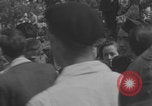 Immagine di Parigi corteo della folla con barricata umana Parigi Francia, 1944, secondo 60 filmato di repertorio 65675079510