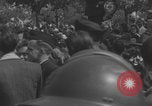 Immagine di Parigi corteo della folla con barricata umana Parigi Francia, 1944, secondo 61 filmato di repertorio 65675079510
