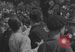 Immagine di Parigi corteo della folla con barricata umana Parigi Francia, 1944, secondo 62 filmato di repertorio 65675079510