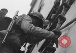 Image Des soldats afro-américains débarquent d'un navire Europe, 1944, de la seconde 7 séquences d'archives historiques vidéo 65675079527