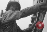 Image Des soldats afro-américains débarquent d'un navire Europe, 1944, de la seconde 13 séquences d'archives historiques vidéo 65675079527