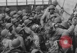 Image Des soldats afro-américains débarquent d'un navire Europe, 1944, de la seconde 31 séquences d'archives historiques vidéo 65675079527