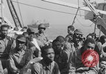 Image Soldats afro-américains sur le pont Europe, 1944, de la seconde 30 séquences d'archives historiques vidéo 65675079530