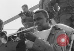 Image Soldats afro-américains sur le pont Europe, 1944, de la seconde 33 séquences d'archives historiques vidéo 65675079530