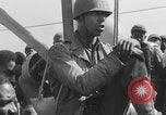 Image Soldats afro-américains sur le pont Europe, 1944, de la seconde 44 séquences d'archives historiques vidéo 65675079530