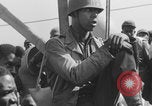 Image Soldats afro-américains sur le pont Europe, 1944, de la seconde 45 séquences d'archives historiques vidéo 65675079530