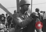 Image Soldats afro-américains sur le pont Europe, 1944, de la seconde 48 séquences d'archives historiques vidéo 65675079530