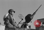 Image Soldats afro-américains en train de socialiser à bord d'un navire Europe, 1944, de la seconde 5 séquences d'archives historiques vidéo 65675079532