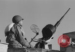 Image Soldats afro-américains en train de socialiser à bord d'un navire Europe, 1944, de la seconde 7 séquences d'archives historiques vidéo 65675079532