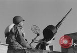 Image Soldats afro-américains en train de socialiser à bord d'un navire Europe, 1944, de la seconde 8 séquences d'archives historiques vidéo 65675079532