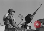 Image Soldats afro-américains en train de socialiser à bord d'un navire Europe, 1944, de la seconde 9 séquences d'archives historiques vidéo 65675079532