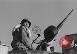 Image Soldats afro-américains en train de socialiser à bord d'un navire Europe, 1944, de la seconde 11 séquences d'archives historiques vidéo 65675079532