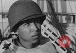 Image Soldats afro-américains en train de socialiser à bord d'un navire Europe, 1944, de la seconde 15 séquences d'archives historiques vidéo 65675079532