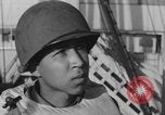 Image Soldats afro-américains en train de socialiser à bord d'un navire Europe, 1944, de la seconde 16 séquences d'archives historiques vidéo 65675079532