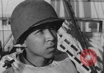 Image Soldats afro-américains en train de socialiser à bord d'un navire Europe, 1944, de la seconde 17 séquences d'archives historiques vidéo 65675079532