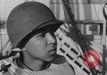 Image Soldats afro-américains en train de socialiser à bord d'un navire Europe, 1944, de la seconde 19 séquences d'archives historiques vidéo 65675079532