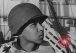 Image Soldats afro-américains en train de socialiser à bord d'un navire Europe, 1944, de la seconde 23 séquences d'archives historiques vidéo 65675079532
