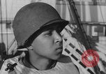 Image Soldats afro-américains en train de socialiser à bord d'un navire Europe, 1944, de la seconde 24 séquences d'archives historiques vidéo 65675079532