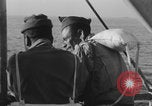 Image Soldats afro-américains en train de socialiser à bord d'un navire Europe, 1944, de la seconde 26 séquences d'archives historiques vidéo 65675079532