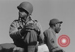 Image Soldats afro-américains en train de socialiser à bord d'un navire Europe, 1944, de la seconde 35 séquences d'archives historiques vidéo 65675079532