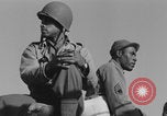 Image Soldats afro-américains en train de socialiser à bord d'un navire Europe, 1944, de la seconde 36 séquences d'archives historiques vidéo 65675079532