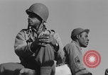 Image Soldats afro-américains en train de socialiser à bord d'un navire Europe, 1944, de la seconde 37 séquences d'archives historiques vidéo 65675079532
