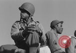 Image Soldats afro-américains en train de socialiser à bord d'un navire Europe, 1944, de la seconde 39 séquences d'archives historiques vidéo 65675079532