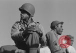 Image Soldats afro-américains en train de socialiser à bord d'un navire Europe, 1944, de la seconde 40 séquences d'archives historiques vidéo 65675079532