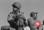 Image Soldats afro-américains en train de socialiser à bord d'un navire Europe, 1944, de la seconde 41 séquences d'archives historiques vidéo 65675079532