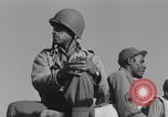 Image Soldats afro-américains en train de socialiser à bord d'un navire Europe, 1944, de la seconde 42 séquences d'archives historiques vidéo 65675079532