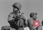 Image Soldats afro-américains en train de socialiser à bord d'un navire Europe, 1944, de la seconde 43 séquences d'archives historiques vidéo 65675079532
