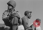 Image Soldats afro-américains en train de socialiser à bord d'un navire Europe, 1944, de la seconde 45 séquences d'archives historiques vidéo 65675079532