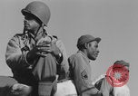 Image Soldats afro-américains en train de socialiser à bord d'un navire Europe, 1944, de la seconde 46 séquences d'archives historiques vidéo 65675079532