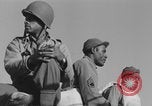 Image Soldats afro-américains en train de socialiser à bord d'un navire Europe, 1944, de la seconde 47 séquences d'archives historiques vidéo 65675079532