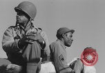Image Soldats afro-américains en train de socialiser à bord d'un navire Europe, 1944, de la seconde 48 séquences d'archives historiques vidéo 65675079532