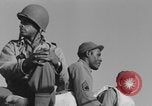 Image Soldats afro-américains en train de socialiser à bord d'un navire Europe, 1944, de la seconde 49 séquences d'archives historiques vidéo 65675079532