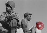 Image Soldats afro-américains en train de socialiser à bord d'un navire Europe, 1944, de la seconde 50 séquences d'archives historiques vidéo 65675079532