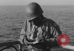 Image Soldats afro-américains en train de socialiser à bord d'un navire Europe, 1944, de la seconde 51 séquences d'archives historiques vidéo 65675079532
