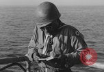 Image Soldats afro-américains en train de socialiser à bord d'un navire Europe, 1944, de la seconde 52 séquences d'archives historiques vidéo 65675079532