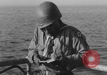 Image Soldats afro-américains en train de socialiser à bord d'un navire Europe, 1944, de la seconde 53 séquences d'archives historiques vidéo 65675079532