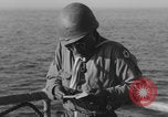 Image Soldats afro-américains en train de socialiser à bord d'un navire Europe, 1944, de la seconde 54 séquences d'archives historiques vidéo 65675079532