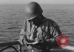 Image Soldats afro-américains en train de socialiser à bord d'un navire Europe, 1944, de la seconde 55 séquences d'archives historiques vidéo 65675079532