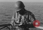 Image Soldats afro-américains en train de socialiser à bord d'un navire Europe, 1944, de la seconde 56 séquences d'archives historiques vidéo 65675079532