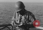 Image Soldats afro-américains en train de socialiser à bord d'un navire Europe, 1944, de la seconde 57 séquences d'archives historiques vidéo 65675079532