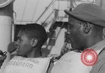 Image Des soldats afro-américains attachent un appareil lumineux Europe, 1944, de la seconde 4 séquences d'archives historiques vidéo 65675079533
