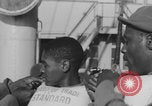 Image Des soldats afro-américains attachent un appareil lumineux Europe, 1944, de la seconde 5 séquences d'archives historiques vidéo 65675079533