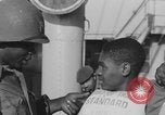Image Des soldats afro-américains attachent un appareil lumineux Europe, 1944, de la seconde 7 séquences d'archives historiques vidéo 65675079533