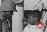 Image Des soldats afro-américains attachent un appareil lumineux Europe, 1944, de la seconde 8 séquences d'archives historiques vidéo 65675079533